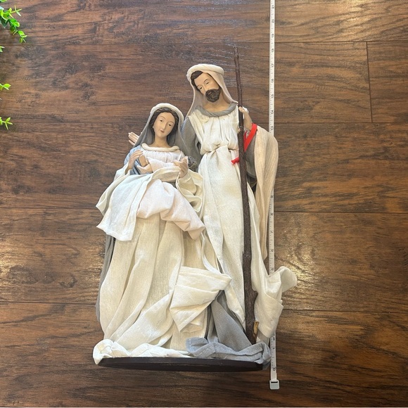 Hallmark Holy Family Nativity Decoration Table Top Mary Joseph Jesus Christmas - Picture 3 of 7